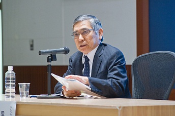 講演を行う黒田総裁　